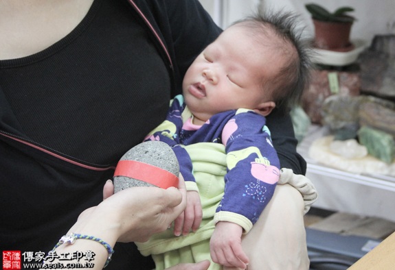 剃胎毛、滿月剃頭、嬰兒剃頭、嬰兒理髮、嬰兒剃髮、嬰兒剃胎毛、嬰兒滿月剃頭、寶寶剃頭、剃胎毛儀式、剃胎毛吉祥話、滿月剃頭儀式、滿月剃頭吉祥話、寶寶剃胎毛、寶寶滿月剃頭理髮、新北永和區剃胎毛、新北永和區滿月剃頭、新北永和區嬰兒剃頭剃胎毛、新北永和區嬰兒理髮、新北永和區嬰兒剃髮、陳寶寶(新北永和區嬰兒寶寶滿月剃頭理髮、免費嬰兒剃胎毛儀式吉祥話)。中國風會場，爸媽寶貝免費穿「日中韓」古裝禮服。專業拍照、DVD光碟、證書。★購買「臍帶章、肚臍章、胎毛筆刷印章」贈送：剃頭、收涎、抓周，三選一。2016.05.13  照片5