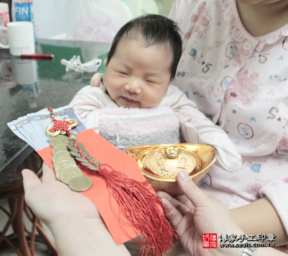 剃胎毛、滿月剃頭、嬰兒剃頭、嬰兒理髮、嬰兒剃髮、嬰兒剃胎毛、嬰兒滿月剃頭、寶寶剃頭、剃胎毛儀式、剃胎毛吉祥話、滿月剃頭儀式、滿月剃頭吉祥話、寶寶剃胎毛、寶寶滿月剃頭理髮、 新北中和區剃胎毛、新北中和區滿月剃頭、 新北中和區嬰兒剃頭剃胎毛、新北中和區嬰兒理髮、新北中和區嬰兒剃髮、方寶寶(新北中和區到府嬰兒寶寶滿月剃頭理髮、免費到府嬰兒剃胎毛儀式吉祥話)。到府剃頭剃胎毛主持、專業拍照、DVD光碟、證書。★購買「臍帶章、肚臍章、胎毛筆刷印章」贈送：剃頭、收涎、抓周，三選一。2016.01.04 照片15