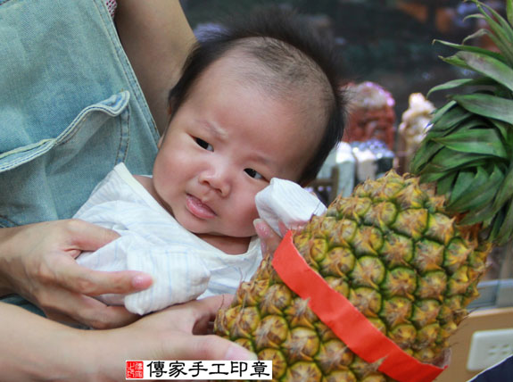 徐寶寶(新北永和區嬰兒寶寶滿月剃頭理髮、免費嬰兒剃胎毛儀式吉祥話)。中國風會場，爸媽寶貝免費穿「日中韓」古裝禮服。專業拍照、DVD光碟、證書。★購買「臍帶章、肚臍章、胎毛筆刷印章」贈送：剃頭、收涎、抓周，三選一。 2014.10.09 照片15