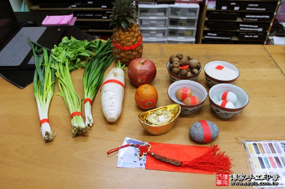 剃胎毛、滿月剃頭、嬰兒剃頭、嬰兒理髮、嬰兒剃髮、嬰兒剃胎毛、嬰兒滿月剃頭、寶寶剃頭、剃胎毛儀式、剃胎毛吉祥話、滿月剃頭儀式、滿月剃頭吉祥話、寶寶剃胎毛、寶寶滿月剃頭理髮、新北永和區剃胎毛、新北永和區滿月剃頭、新北永和區嬰兒剃頭剃胎毛、新北永和區嬰兒理髮、新北永和區嬰兒剃髮、吳寶寶(新北永和區嬰兒寶寶滿月剃頭理髮、免費嬰兒剃胎毛儀式吉祥話)。中國風會場，爸媽寶貝免費穿「日中韓」古裝禮服。專業拍照、DVD光碟、證書。★購買「臍帶章、肚臍章、胎毛筆刷印章」贈送：剃頭、收涎、抓周，三選一。2016.04.22  照片1