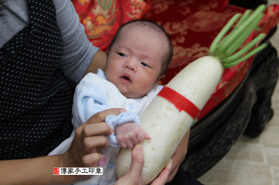 許寶寶（桃園八德區到府嬰兒寶寶滿月剃頭理髮、免費到府嬰兒剃胎毛儀式吉祥話)。到府剃頭剃胎毛主持、專業拍照、DVD光碟、證書。★購買「臍帶章、肚臍章、胎毛筆刷印章」贈送：剃頭、收涎、抓周，三選一。2013.12.08 照片6