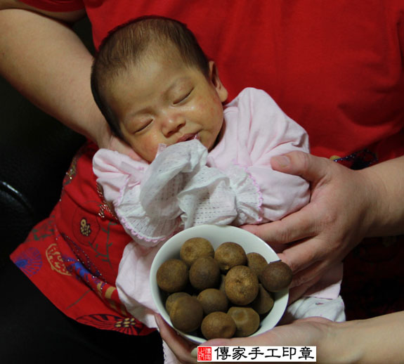 黃寶寶(新北永和區到府嬰兒寶寶滿月剃頭理髮、免費到府嬰兒剃胎毛儀式吉祥話)。到府剃頭剃胎毛主持、專業拍照、DVD光碟、證書。★購買「臍帶章、肚臍章、胎毛筆刷印章」贈送：剃頭、收涎、抓周，三選一。 2014.10.07 照片6