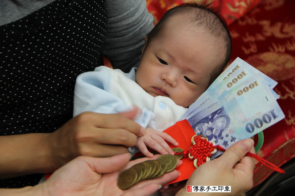 許寶寶（桃園八德區到府嬰兒寶寶滿月剃頭理髮、免費到府嬰兒剃胎毛儀式吉祥話)。到府剃頭剃胎毛主持、專業拍照、DVD光碟、證書。★購買「臍帶章、肚臍章、胎毛筆刷印章」贈送：剃頭、收涎、抓周，三選一。2013.12.08 照片7