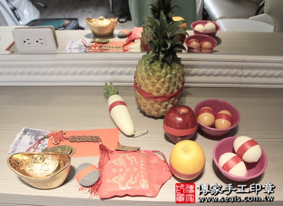 剃胎毛、滿月剃頭、嬰兒剃頭、嬰兒理髮、嬰兒剃髮、嬰兒剃胎毛、嬰兒滿月剃頭、寶寶剃頭、剃胎毛儀式、剃胎毛吉祥話、滿月剃頭儀式、滿月剃頭吉祥話、寶寶剃胎毛、寶寶滿月剃頭理髮、 新北中和區剃胎毛、新北中和區滿月剃頭、 新北中和區嬰兒剃頭剃胎毛、新北中和區嬰兒理髮、新北中和區嬰兒剃髮、 朱寶寶(新北中和區到府嬰兒寶寶滿月剃頭理髮、免費到府嬰兒剃胎毛儀式吉祥話)。到府剃頭剃胎毛主持、專業拍照、DVD光碟、證書。★購買「臍帶章、肚臍章、胎毛筆刷印章」贈送：剃頭、收涎、抓周，三選一。2015.12.12 照片1