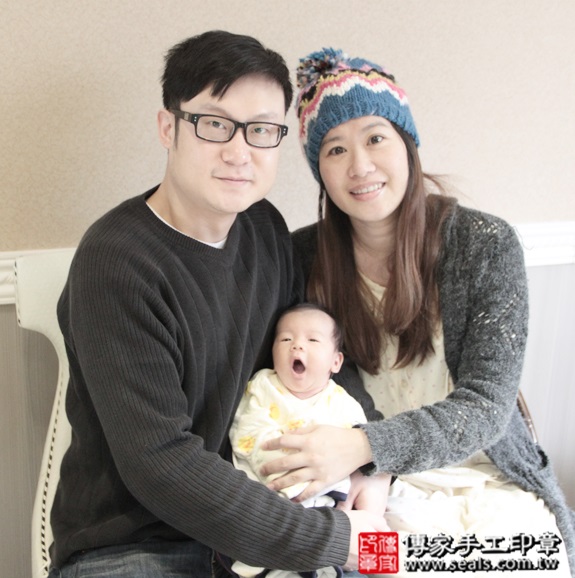 剃胎毛、滿月剃頭、嬰兒剃頭、嬰兒理髮、嬰兒剃髮、嬰兒剃胎毛、嬰兒滿月剃頭、寶寶剃頭、剃胎毛儀式、剃胎毛吉祥話、滿月剃頭儀式、滿月剃頭吉祥話、寶寶剃胎毛、寶寶滿月剃頭理髮、 新北中和區剃胎毛、新北中和區滿月剃頭、 新北中和區嬰兒剃頭剃胎毛、新北中和區嬰兒理髮、新北中和區嬰兒剃髮、 朱寶寶(新北中和區到府嬰兒寶寶滿月剃頭理髮、免費到府嬰兒剃胎毛儀式吉祥話)。到府剃頭剃胎毛主持、專業拍照、DVD光碟、證書。★購買「臍帶章、肚臍章、胎毛筆刷印章」贈送：剃頭、收涎、抓周，三選一。2015.12.12 照片2