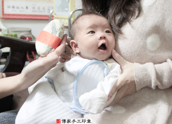劉寶寶(桃園中壢區到府嬰兒寶寶滿月剃頭理髮、免費到府嬰兒剃胎毛儀式吉祥話)。到府剃頭剃胎毛主持、專業拍照、DVD光碟、證書。★購買「臍帶章、肚臍章、胎毛筆刷印章」贈送：剃頭、收涎、抓周，三選一。2015.11.21 照片5
