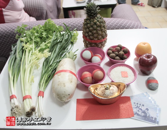 剃胎毛、滿月剃頭、嬰兒剃頭、嬰兒理髮、嬰兒剃髮、嬰兒剃胎毛、嬰兒滿月剃頭、寶寶剃頭、剃胎毛儀式、剃胎毛吉祥話、滿月剃頭儀式、滿月剃頭吉祥話、寶寶剃胎毛、寶寶滿月剃頭理髮、 新北板橋區剃胎毛、新北板橋區滿月剃頭、 新北板橋區嬰兒剃頭剃胎毛、新北板橋區嬰兒理髮、新北板橋區嬰兒剃髮、吳寶寶(新北板橋區到府嬰兒寶寶滿月剃頭理髮、免費到府嬰兒剃胎毛儀式吉祥話)。到府剃頭剃胎毛主持、專業拍照、DVD光碟、證書。★購買「臍帶章、肚臍章、胎毛筆刷印章」贈送：剃頭、收涎、抓周，三選一。2016.01.23 照片1