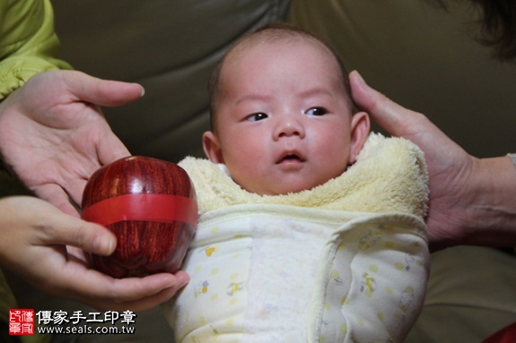 剃胎毛、滿月剃頭、嬰兒剃頭、嬰兒理髮、嬰兒剃髮、嬰兒剃胎毛、嬰兒滿月剃頭、寶寶剃頭、剃胎毛儀式、剃胎毛吉祥話、滿月剃頭儀式、滿月剃頭吉祥話、寶寶剃胎毛、寶寶滿月剃頭理髮、 桃園桃園區剃胎毛、桃園桃園區滿月剃頭、 桃園桃園區嬰兒剃頭剃胎毛、桃園桃園區嬰兒理髮、桃園桃園區嬰兒剃髮、黃寶寶(桃園桃園區到府嬰兒寶寶滿月剃頭理髮、免費到府嬰兒剃胎毛儀式吉祥話)。到府剃頭剃胎毛主持、專業拍照、DVD光碟、證書。★購買「臍帶章、肚臍章、胎毛筆刷印章」贈送：剃頭、收涎、抓周，三選一。2016.11.09  照片8