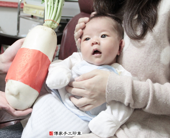 劉寶寶(桃園中壢區到府嬰兒寶寶滿月剃頭理髮、免費到府嬰兒剃胎毛儀式吉祥話)。到府剃頭剃胎毛主持、專業拍照、DVD光碟、證書。★購買「臍帶章、肚臍章、胎毛筆刷印章」贈送：剃頭、收涎、抓周，三選一。2015.11.21 照片10