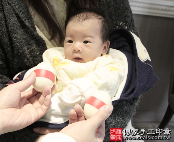 剃胎毛、滿月剃頭、嬰兒剃頭、嬰兒理髮、嬰兒剃髮、嬰兒剃胎毛、嬰兒滿月剃頭、寶寶剃頭、剃胎毛儀式、剃胎毛吉祥話、滿月剃頭儀式、滿月剃頭吉祥話、寶寶剃胎毛、寶寶滿月剃頭理髮、 新北中和區剃胎毛、新北中和區滿月剃頭、 新北中和區嬰兒剃頭剃胎毛、新北中和區嬰兒理髮、新北中和區嬰兒剃髮、 朱寶寶(新北中和區到府嬰兒寶寶滿月剃頭理髮、免費到府嬰兒剃胎毛儀式吉祥話)。到府剃頭剃胎毛主持、專業拍照、DVD光碟、證書。★購買「臍帶章、肚臍章、胎毛筆刷印章」贈送：剃頭、收涎、抓周，三選一。2015.12.12 照片4