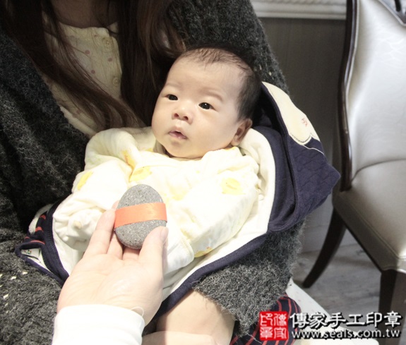 剃胎毛、滿月剃頭、嬰兒剃頭、嬰兒理髮、嬰兒剃髮、嬰兒剃胎毛、嬰兒滿月剃頭、寶寶剃頭、剃胎毛儀式、剃胎毛吉祥話、滿月剃頭儀式、滿月剃頭吉祥話、寶寶剃胎毛、寶寶滿月剃頭理髮、 新北中和區剃胎毛、新北中和區滿月剃頭、 新北中和區嬰兒剃頭剃胎毛、新北中和區嬰兒理髮、新北中和區嬰兒剃髮、 朱寶寶(新北中和區到府嬰兒寶寶滿月剃頭理髮、免費到府嬰兒剃胎毛儀式吉祥話)。到府剃頭剃胎毛主持、專業拍照、DVD光碟、證書。★購買「臍帶章、肚臍章、胎毛筆刷印章」贈送：剃頭、收涎、抓周，三選一。2015.12.12 照片5
