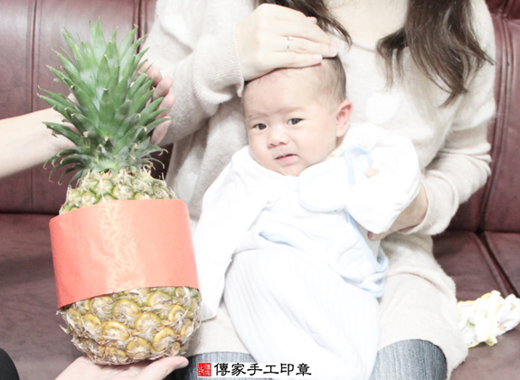 劉寶寶(桃園中壢區到府嬰兒寶寶滿月剃頭理髮、免費到府嬰兒剃胎毛儀式吉祥話)。到府剃頭剃胎毛主持、專業拍照、DVD光碟、證書。★購買「臍帶章、肚臍章、胎毛筆刷印章」贈送：剃頭、收涎、抓周，三選一。2015.11.21 照片14