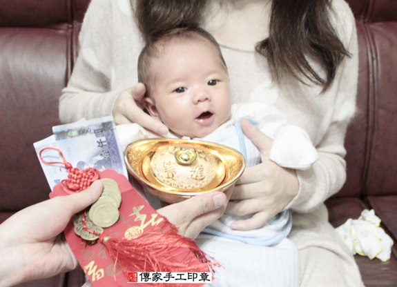 劉寶寶(桃園中壢區到府嬰兒寶寶滿月剃頭理髮、免費到府嬰兒剃胎毛儀式吉祥話)。到府剃頭剃胎毛主持、專業拍照、DVD光碟、證書。★購買「臍帶章、肚臍章、胎毛筆刷印章」贈送：剃頭、收涎、抓周，三選一。2015.11.21 照片15