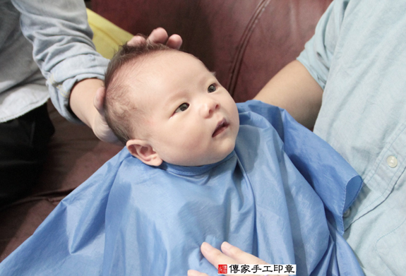 劉寶寶(桃園中壢區到府嬰兒寶寶滿月剃頭理髮、免費到府嬰兒剃胎毛儀式吉祥話)。到府剃頭剃胎毛主持、專業拍照、DVD光碟、證書。★購買「臍帶章、肚臍章、胎毛筆刷印章」贈送：剃頭、收涎、抓周，三選一。2015.11.21 照片16