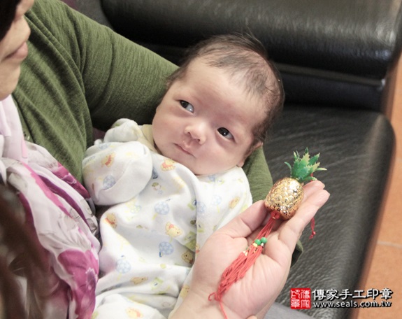 剃胎毛、滿月剃頭、嬰兒剃頭、嬰兒理髮、嬰兒剃髮、嬰兒剃胎毛、嬰兒滿月剃頭、寶寶剃頭、剃胎毛儀式、剃胎毛吉祥話、滿月剃頭儀式、滿月剃頭吉祥話、寶寶剃胎毛、寶寶滿月剃頭理髮、 新北蘆洲區剃胎毛、新北蘆洲區滿月剃頭、 新北蘆洲區嬰兒剃頭剃胎毛、新北蘆洲區嬰兒理髮、新北蘆洲區嬰兒剃髮、李寶寶(新北蘆洲區到府嬰兒寶寶滿月剃頭理髮、免費到府嬰兒剃胎毛儀式吉祥話)。到府剃頭剃胎毛主持、專業拍照、DVD光碟、證書。★購買「臍帶章、肚臍章、胎毛筆刷印章」贈送：剃頭、收涎、抓周，三選一。2016.01.04 照片11