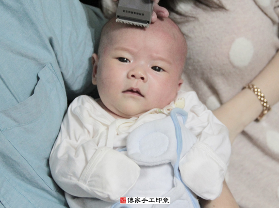 劉寶寶(桃園中壢區到府嬰兒寶寶滿月剃頭理髮、免費到府嬰兒剃胎毛儀式吉祥話)。到府剃頭剃胎毛主持、專業拍照、DVD光碟、證書。★購買「臍帶章、肚臍章、胎毛筆刷印章」贈送：剃頭、收涎、抓周，三選一。2015.11.21 照片18