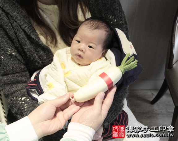 剃胎毛、滿月剃頭、嬰兒剃頭、嬰兒理髮、嬰兒剃髮、嬰兒剃胎毛、嬰兒滿月剃頭、寶寶剃頭、剃胎毛儀式、剃胎毛吉祥話、滿月剃頭儀式、滿月剃頭吉祥話、寶寶剃胎毛、寶寶滿月剃頭理髮、 新北中和區剃胎毛、新北中和區滿月剃頭、 新北中和區嬰兒剃頭剃胎毛、新北中和區嬰兒理髮、新北中和區嬰兒剃髮、 朱寶寶(新北中和區到府嬰兒寶寶滿月剃頭理髮、免費到府嬰兒剃胎毛儀式吉祥話)。到府剃頭剃胎毛主持、專業拍照、DVD光碟、證書。★購買「臍帶章、肚臍章、胎毛筆刷印章」贈送：剃頭、收涎、抓周，三選一。2015.12.12 照片9