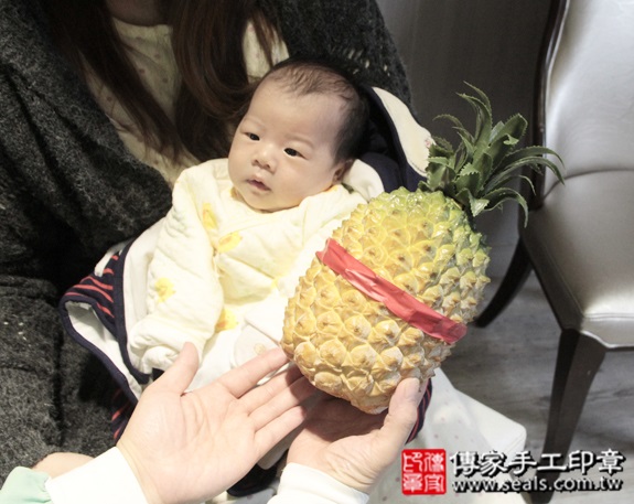 剃胎毛、滿月剃頭、嬰兒剃頭、嬰兒理髮、嬰兒剃髮、嬰兒剃胎毛、嬰兒滿月剃頭、寶寶剃頭、剃胎毛儀式、剃胎毛吉祥話、滿月剃頭儀式、滿月剃頭吉祥話、寶寶剃胎毛、寶寶滿月剃頭理髮、 新北中和區剃胎毛、新北中和區滿月剃頭、 新北中和區嬰兒剃頭剃胎毛、新北中和區嬰兒理髮、新北中和區嬰兒剃髮、 朱寶寶(新北中和區到府嬰兒寶寶滿月剃頭理髮、免費到府嬰兒剃胎毛儀式吉祥話)。到府剃頭剃胎毛主持、專業拍照、DVD光碟、證書。★購買「臍帶章、肚臍章、胎毛筆刷印章」贈送：剃頭、收涎、抓周，三選一。2015.12.12 照片10