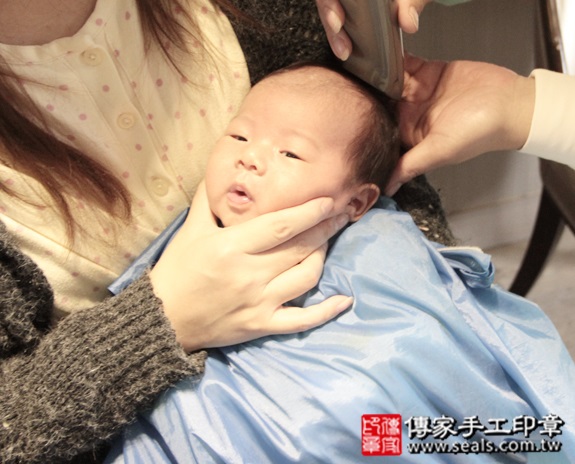 剃胎毛、滿月剃頭、嬰兒剃頭、嬰兒理髮、嬰兒剃髮、嬰兒剃胎毛、嬰兒滿月剃頭、寶寶剃頭、剃胎毛儀式、剃胎毛吉祥話、滿月剃頭儀式、滿月剃頭吉祥話、寶寶剃胎毛、寶寶滿月剃頭理髮、 新北中和區剃胎毛、新北中和區滿月剃頭、 新北中和區嬰兒剃頭剃胎毛、新北中和區嬰兒理髮、新北中和區嬰兒剃髮、 朱寶寶(新北中和區到府嬰兒寶寶滿月剃頭理髮、免費到府嬰兒剃胎毛儀式吉祥話)。到府剃頭剃胎毛主持、專業拍照、DVD光碟、證書。★購買「臍帶章、肚臍章、胎毛筆刷印章」贈送：剃頭、收涎、抓周，三選一。2015.12.12 照片12