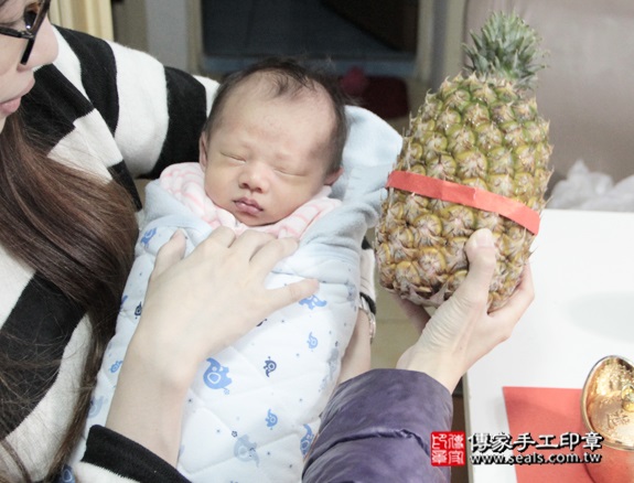 剃胎毛、滿月剃頭、嬰兒剃頭、嬰兒理髮、嬰兒剃髮、嬰兒剃胎毛、嬰兒滿月剃頭、寶寶剃頭、剃胎毛儀式、剃胎毛吉祥話、滿月剃頭儀式、滿月剃頭吉祥話、寶寶剃胎毛、寶寶滿月剃頭理髮、 新北板橋區剃胎毛、新北板橋區滿月剃頭、 新北板橋區嬰兒剃頭剃胎毛、新北板橋區嬰兒理髮、新北板橋區嬰兒剃髮、吳寶寶(新北板橋區到府嬰兒寶寶滿月剃頭理髮、免費到府嬰兒剃胎毛儀式吉祥話)。到府剃頭剃胎毛主持、專業拍照、DVD光碟、證書。★購買「臍帶章、肚臍章、胎毛筆刷印章」贈送：剃頭、收涎、抓周，三選一。2016.01.23 照片12