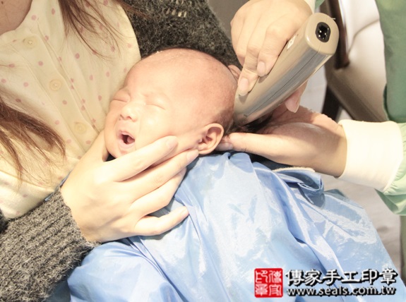 剃胎毛、滿月剃頭、嬰兒剃頭、嬰兒理髮、嬰兒剃髮、嬰兒剃胎毛、嬰兒滿月剃頭、寶寶剃頭、剃胎毛儀式、剃胎毛吉祥話、滿月剃頭儀式、滿月剃頭吉祥話、寶寶剃胎毛、寶寶滿月剃頭理髮、 新北中和區剃胎毛、新北中和區滿月剃頭、 新北中和區嬰兒剃頭剃胎毛、新北中和區嬰兒理髮、新北中和區嬰兒剃髮、 朱寶寶(新北中和區到府嬰兒寶寶滿月剃頭理髮、免費到府嬰兒剃胎毛儀式吉祥話)。到府剃頭剃胎毛主持、專業拍照、DVD光碟、證書。★購買「臍帶章、肚臍章、胎毛筆刷印章」贈送：剃頭、收涎、抓周，三選一。2015.12.12 照片13
