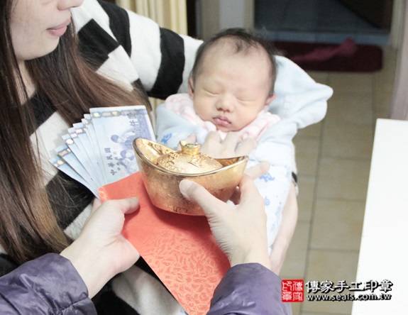 剃胎毛、滿月剃頭、嬰兒剃頭、嬰兒理髮、嬰兒剃髮、嬰兒剃胎毛、嬰兒滿月剃頭、寶寶剃頭、剃胎毛儀式、剃胎毛吉祥話、滿月剃頭儀式、滿月剃頭吉祥話、寶寶剃胎毛、寶寶滿月剃頭理髮、 新北板橋區剃胎毛、新北板橋區滿月剃頭、 新北板橋區嬰兒剃頭剃胎毛、新北板橋區嬰兒理髮、新北板橋區嬰兒剃髮、吳寶寶(新北板橋區到府嬰兒寶寶滿月剃頭理髮、免費到府嬰兒剃胎毛儀式吉祥話)。到府剃頭剃胎毛主持、專業拍照、DVD光碟、證書。★購買「臍帶章、肚臍章、胎毛筆刷印章」贈送：剃頭、收涎、抓周，三選一。2016.01.23 照片13