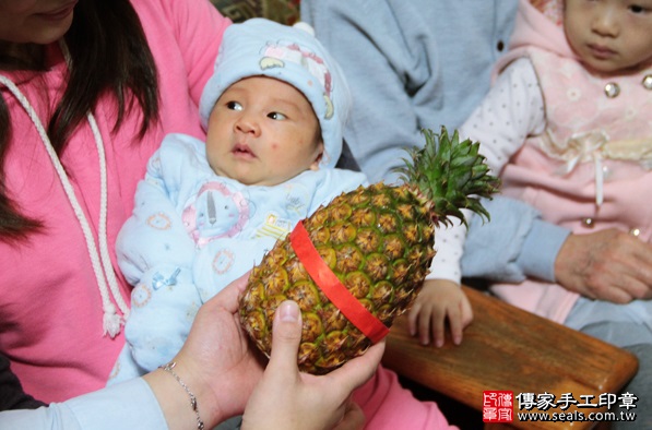 剃胎毛、滿月剃頭、嬰兒剃頭、嬰兒理髮、嬰兒剃髮、嬰兒剃胎毛、嬰兒滿月剃頭、寶寶剃頭、剃胎毛儀式、剃胎毛吉祥話、滿月剃頭儀式、滿月剃頭吉祥話、寶寶剃胎毛、寶寶滿月剃頭理髮、 新北板橋區剃胎毛、新北板橋區滿月剃頭、 新北板橋區嬰兒剃頭剃胎毛、新北板橋區嬰兒理髮、新北板橋區嬰兒剃髮、陳寶寶(新北板橋區到府嬰兒寶寶滿月剃頭理髮、免費到府嬰兒剃胎毛儀式吉祥話)。到府剃頭剃胎毛主持、專業拍照、DVD光碟、證書。★購買「臍帶章、肚臍章、胎毛筆刷印章」贈送：剃頭、收涎、抓周，三選一。2016.02.14 照片13