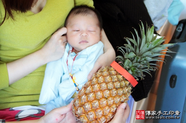 剃胎毛、滿月剃頭、嬰兒剃頭、嬰兒理髮、嬰兒剃髮、嬰兒剃胎毛、嬰兒滿月剃頭、寶寶剃頭、剃胎毛儀式、剃胎毛吉祥話、滿月剃頭儀式、滿月剃頭吉祥話、寶寶剃胎毛、寶寶滿月剃頭理髮、 新北淡水區剃胎毛、新北淡水區滿月剃頭、 新北淡水區嬰兒剃頭剃胎毛、新北淡水區嬰兒理髮、新北淡水區嬰兒剃髮、吳寶寶(新北淡水區到府嬰兒寶寶滿月剃頭理髮、免費到府嬰兒剃胎毛儀式吉祥話)。到府剃頭剃胎毛主持、專業拍照、DVD光碟、證書。★購買「臍帶章、肚臍章、胎毛筆刷印章」贈送：剃頭、收涎、抓周，三選一。2016.03.02 照片15
