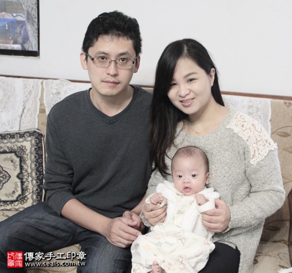 剃胎毛、滿月剃頭、嬰兒剃頭、嬰兒理髮、嬰兒剃髮、嬰兒剃胎毛、嬰兒滿月剃頭、寶寶剃頭、剃胎毛儀式、剃胎毛吉祥話、滿月剃頭儀式、滿月剃頭吉祥話、寶寶剃胎毛、寶寶滿月剃頭理髮、 台北北投區剃胎毛、台北北投區滿月剃頭、 台北北投區嬰兒剃頭剃胎毛、台北北投區嬰兒理髮、台北北投區嬰兒剃髮、劉寶寶(台北北投區到府嬰兒寶寶滿月剃頭理髮、免費到府嬰兒剃胎毛儀式吉祥話)。到府剃頭剃胎毛主持、專業拍照、DVD光碟、證書。★購買「臍帶章、肚臍章、胎毛筆刷印章」贈送：剃頭、收涎、抓周，三選一。2015.12.12 照片2
