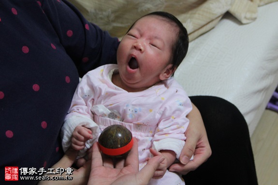 剃胎毛、滿月剃頭、嬰兒剃頭、嬰兒理髮、嬰兒剃髮、嬰兒剃胎毛、嬰兒滿月剃頭、寶寶剃頭、剃胎毛儀式、剃胎毛吉祥話、滿月剃頭儀式、滿月剃頭吉祥話、寶寶剃胎毛、寶寶滿月剃頭理髮、 新北汐止區剃胎毛、新北汐止區滿月剃頭、 新北汐止區嬰兒剃頭剃胎毛、新北汐止區嬰兒理髮、新北汐止區嬰兒剃髮、曾寶寶(新北汐止區到府嬰兒寶寶滿月剃頭理髮、免費到府嬰兒剃胎毛儀式吉祥話)。到府剃頭剃胎毛主持、專業拍照、DVD光碟、證書。★購買「臍帶章、肚臍章、胎毛筆刷印章」贈送：剃頭、收涎、抓周，三選一。2016.11.11  照片5