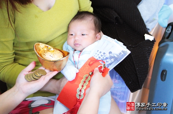 剃胎毛、滿月剃頭、嬰兒剃頭、嬰兒理髮、嬰兒剃髮、嬰兒剃胎毛、嬰兒滿月剃頭、寶寶剃頭、剃胎毛儀式、剃胎毛吉祥話、滿月剃頭儀式、滿月剃頭吉祥話、寶寶剃胎毛、寶寶滿月剃頭理髮、 新北淡水區剃胎毛、新北淡水區滿月剃頭、 新北淡水區嬰兒剃頭剃胎毛、新北淡水區嬰兒理髮、新北淡水區嬰兒剃髮、吳寶寶(新北淡水區到府嬰兒寶寶滿月剃頭理髮、免費到府嬰兒剃胎毛儀式吉祥話)。到府剃頭剃胎毛主持、專業拍照、DVD光碟、證書。★購買「臍帶章、肚臍章、胎毛筆刷印章」贈送：剃頭、收涎、抓周，三選一。2016.03.02 照片16