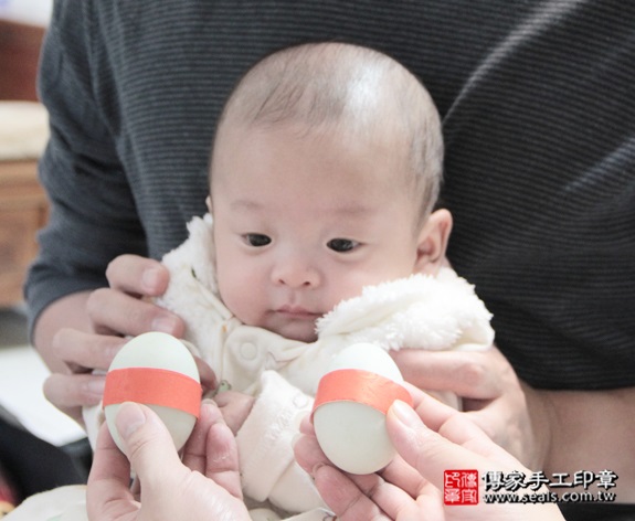 剃胎毛、滿月剃頭、嬰兒剃頭、嬰兒理髮、嬰兒剃髮、嬰兒剃胎毛、嬰兒滿月剃頭、寶寶剃頭、剃胎毛儀式、剃胎毛吉祥話、滿月剃頭儀式、滿月剃頭吉祥話、寶寶剃胎毛、寶寶滿月剃頭理髮、 台北北投區剃胎毛、台北北投區滿月剃頭、 台北北投區嬰兒剃頭剃胎毛、台北北投區嬰兒理髮、台北北投區嬰兒剃髮、劉寶寶(台北北投區到府嬰兒寶寶滿月剃頭理髮、免費到府嬰兒剃胎毛儀式吉祥話)。到府剃頭剃胎毛主持、專業拍照、DVD光碟、證書。★購買「臍帶章、肚臍章、胎毛筆刷印章」贈送：剃頭、收涎、抓周，三選一。2015.12.12 照片4
