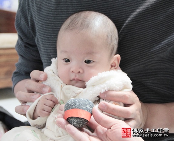 剃胎毛、滿月剃頭、嬰兒剃頭、嬰兒理髮、嬰兒剃髮、嬰兒剃胎毛、嬰兒滿月剃頭、寶寶剃頭、剃胎毛儀式、剃胎毛吉祥話、滿月剃頭儀式、滿月剃頭吉祥話、寶寶剃胎毛、寶寶滿月剃頭理髮、 台北北投區剃胎毛、台北北投區滿月剃頭、 台北北投區嬰兒剃頭剃胎毛、台北北投區嬰兒理髮、台北北投區嬰兒剃髮、劉寶寶(台北北投區到府嬰兒寶寶滿月剃頭理髮、免費到府嬰兒剃胎毛儀式吉祥話)。到府剃頭剃胎毛主持、專業拍照、DVD光碟、證書。★購買「臍帶章、肚臍章、胎毛筆刷印章」贈送：剃頭、收涎、抓周，三選一。2015.12.12 照片5