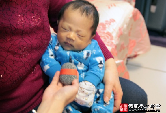 剃胎毛、滿月剃頭、嬰兒剃頭、嬰兒理髮、嬰兒剃髮、嬰兒剃胎毛、嬰兒滿月剃頭、寶寶剃頭、剃胎毛儀式、剃胎毛吉祥話、滿月剃頭儀式、滿月剃頭吉祥話、寶寶剃胎毛、寶寶滿月剃頭理髮、 新北永和區剃胎毛、新北永和區滿月剃頭、 新北永和區嬰兒剃頭剃胎毛、新北永和區嬰兒理髮、新北永和區嬰兒剃髮、陳家寶寶們(新北永和區到府嬰兒寶寶滿月剃頭理髮、免費到府嬰兒剃胎毛儀式吉祥話)。到府剃頭剃胎毛主持、專業拍照、DVD光碟、證書。★購買「臍帶章、肚臍章、胎毛筆刷印章」贈送：剃頭、收涎、抓周，三選一。2016.01.23 照片7