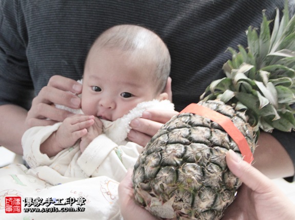剃胎毛、滿月剃頭、嬰兒剃頭、嬰兒理髮、嬰兒剃髮、嬰兒剃胎毛、嬰兒滿月剃頭、寶寶剃頭、剃胎毛儀式、剃胎毛吉祥話、滿月剃頭儀式、滿月剃頭吉祥話、寶寶剃胎毛、寶寶滿月剃頭理髮、 台北北投區剃胎毛、台北北投區滿月剃頭、 台北北投區嬰兒剃頭剃胎毛、台北北投區嬰兒理髮、台北北投區嬰兒剃髮、劉寶寶(台北北投區到府嬰兒寶寶滿月剃頭理髮、免費到府嬰兒剃胎毛儀式吉祥話)。到府剃頭剃胎毛主持、專業拍照、DVD光碟、證書。★購買「臍帶章、肚臍章、胎毛筆刷印章」贈送：剃頭、收涎、抓周，三選一。2015.12.12 照片12