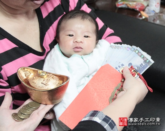 剃胎毛、滿月剃頭、嬰兒剃頭、嬰兒理髮、嬰兒剃髮、嬰兒剃胎毛、嬰兒滿月剃頭、寶寶剃頭、剃胎毛儀式、剃胎毛吉祥話、滿月剃頭儀式、滿月剃頭吉祥話、寶寶剃胎毛、寶寶滿月剃頭理髮、 新北三重區剃胎毛、新北三重區滿月剃頭、 新北三重區嬰兒剃頭剃胎毛、新北三重區嬰兒理髮、新北三重區嬰兒剃髮、劉寶寶(新北三重區到府嬰兒寶寶滿月剃頭理髮、免費到府嬰兒剃胎毛儀式吉祥話)。到府剃頭剃胎毛主持、專業拍照、DVD光碟、證書。★購買「臍帶章、肚臍章、胎毛筆刷印章」贈送：剃頭、收涎、抓周，三選一。2016.01.05 照片13