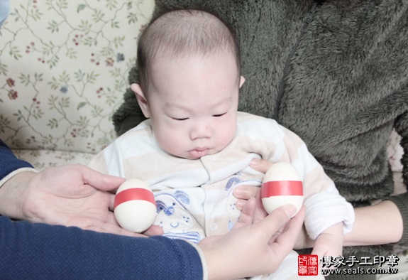 剃胎毛、滿月剃頭、嬰兒剃頭、嬰兒理髮、嬰兒剃髮、嬰兒剃胎毛、嬰兒滿月剃頭、寶寶剃頭、剃胎毛儀式、剃胎毛吉祥話、滿月剃頭儀式、滿月剃頭吉祥話、寶寶剃胎毛、寶寶滿月剃頭理髮、 基隆七堵區剃胎毛、基隆七堵區滿月剃頭、 基隆七堵區嬰兒剃頭剃胎毛、基隆七堵區嬰兒理髮、基隆七堵區嬰兒剃髮、蔡寶寶(基隆七堵區到府嬰兒寶寶滿月剃頭理髮、免費到府嬰兒剃胎毛儀式吉祥話)。到府剃頭剃胎毛主持、專業拍照、DVD光碟、證書。★購買「臍帶章、肚臍章、胎毛筆刷印章」贈送：剃頭、收涎、抓周，三選一。2016.03.04 照片4