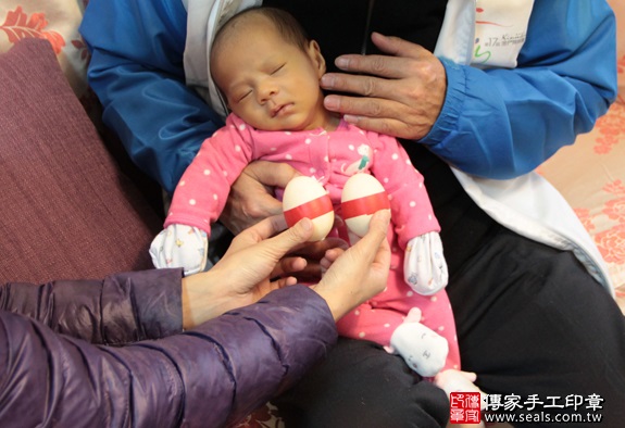 剃胎毛、滿月剃頭、嬰兒剃頭、嬰兒理髮、嬰兒剃髮、嬰兒剃胎毛、嬰兒滿月剃頭、寶寶剃頭、剃胎毛儀式、剃胎毛吉祥話、滿月剃頭儀式、滿月剃頭吉祥話、寶寶剃胎毛、寶寶滿月剃頭理髮、 新北永和區剃胎毛、新北永和區滿月剃頭、 新北永和區嬰兒剃頭剃胎毛、新北永和區嬰兒理髮、新北永和區嬰兒剃髮、陳家寶寶們(新北永和區到府嬰兒寶寶滿月剃頭理髮、免費到府嬰兒剃胎毛儀式吉祥話)。到府剃頭剃胎毛主持、專業拍照、DVD光碟、證書。★購買「臍帶章、肚臍章、胎毛筆刷印章」贈送：剃頭、收涎、抓周，三選一。2016.01.23 照片6