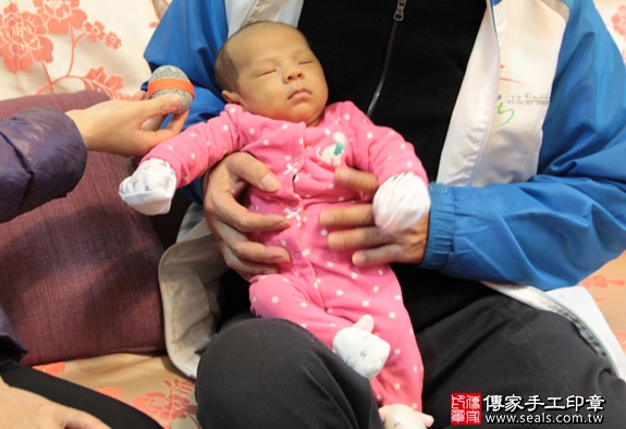剃胎毛、滿月剃頭、嬰兒剃頭、嬰兒理髮、嬰兒剃髮、嬰兒剃胎毛、嬰兒滿月剃頭、寶寶剃頭、剃胎毛儀式、剃胎毛吉祥話、滿月剃頭儀式、滿月剃頭吉祥話、寶寶剃胎毛、寶寶滿月剃頭理髮、 新北永和區剃胎毛、新北永和區滿月剃頭、 新北永和區嬰兒剃頭剃胎毛、新北永和區嬰兒理髮、新北永和區嬰兒剃髮、陳家寶寶們(新北永和區到府嬰兒寶寶滿月剃頭理髮、免費到府嬰兒剃胎毛儀式吉祥話)。到府剃頭剃胎毛主持、專業拍照、DVD光碟、證書。★購買「臍帶章、肚臍章、胎毛筆刷印章」贈送：剃頭、收涎、抓周，三選一。2016.01.23 照片8
