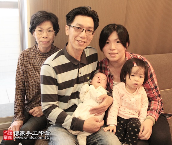 剃胎毛、滿月剃頭、嬰兒剃頭、嬰兒理髮、嬰兒剃髮、嬰兒剃胎毛、嬰兒滿月剃頭、寶寶剃頭、剃胎毛儀式、剃胎毛吉祥話、滿月剃頭儀式、滿月剃頭吉祥話、寶寶剃胎毛、寶寶滿月剃頭理髮、 台北士林區剃胎毛、台北士林區滿月剃頭、 台北士林區嬰兒剃頭剃胎毛、台北士林區嬰兒理髮、台北士林區嬰兒剃髮、蔡寶寶(台北士林區到府嬰兒寶寶滿月剃頭理髮、免費到府嬰兒剃胎毛儀式吉祥話)。到府剃頭剃胎毛主持、專業拍照、DVD光碟、證書。★購買「臍帶章、肚臍章、胎毛筆刷印章」贈送：剃頭、收涎、抓周，三選一。2015.12.13 照片2