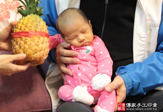 剃胎毛、滿月剃頭、嬰兒剃頭、嬰兒理髮、嬰兒剃髮、嬰兒剃胎毛、嬰兒滿月剃頭、寶寶剃頭、剃胎毛儀式、剃胎毛吉祥話、滿月剃頭儀式、滿月剃頭吉祥話、寶寶剃胎毛、寶寶滿月剃頭理髮、 新北永和區剃胎毛、新北永和區滿月剃頭、 新北永和區嬰兒剃頭剃胎毛、新北永和區嬰兒理髮、新北永和區嬰兒剃髮、陳家寶寶們(新北永和區到府嬰兒寶寶滿月剃頭理髮、免費到府嬰兒剃胎毛儀式吉祥話)。到府剃頭剃胎毛主持、專業拍照、DVD光碟、證書。★購買「臍帶章、肚臍章、胎毛筆刷印章」贈送：剃頭、收涎、抓周，三選一。2016.01.23 照片20