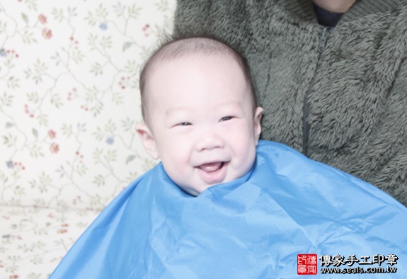 剃胎毛、滿月剃頭、嬰兒剃頭、嬰兒理髮、嬰兒剃髮、嬰兒剃胎毛、嬰兒滿月剃頭、寶寶剃頭、剃胎毛儀式、剃胎毛吉祥話、滿月剃頭儀式、滿月剃頭吉祥話、寶寶剃胎毛、寶寶滿月剃頭理髮、 基隆七堵區剃胎毛、基隆七堵區滿月剃頭、 基隆七堵區嬰兒剃頭剃胎毛、基隆七堵區嬰兒理髮、基隆七堵區嬰兒剃髮、蔡寶寶(基隆七堵區到府嬰兒寶寶滿月剃頭理髮、免費到府嬰兒剃胎毛儀式吉祥話)。到府剃頭剃胎毛主持、專業拍照、DVD光碟、證書。★購買「臍帶章、肚臍章、胎毛筆刷印章」贈送：剃頭、收涎、抓周，三選一。2016.03.04 照片13