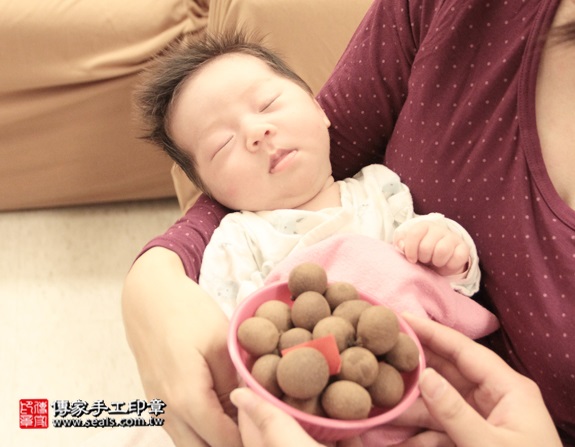 剃胎毛、滿月剃頭、嬰兒剃頭、嬰兒理髮、嬰兒剃髮、嬰兒剃胎毛、嬰兒滿月剃頭、寶寶剃頭、剃胎毛儀式、剃胎毛吉祥話、滿月剃頭儀式、滿月剃頭吉祥話、寶寶剃胎毛、寶寶滿月剃頭理髮、 新北中和區剃胎毛、新北中和區滿月剃頭、 新北中和區嬰兒剃頭剃胎毛、新北中和區嬰兒理髮、新北中和區嬰兒剃髮、丁寶寶(新北中和區到府嬰兒寶寶滿月剃頭理髮、免費到府嬰兒剃胎毛儀式吉祥話)。到府剃頭剃胎毛主持、專業拍照、DVD光碟、證書。★購買「臍帶章、肚臍章、胎毛筆刷印章」贈送：剃頭、收涎、抓周，三選一。2016.01.05 照片7