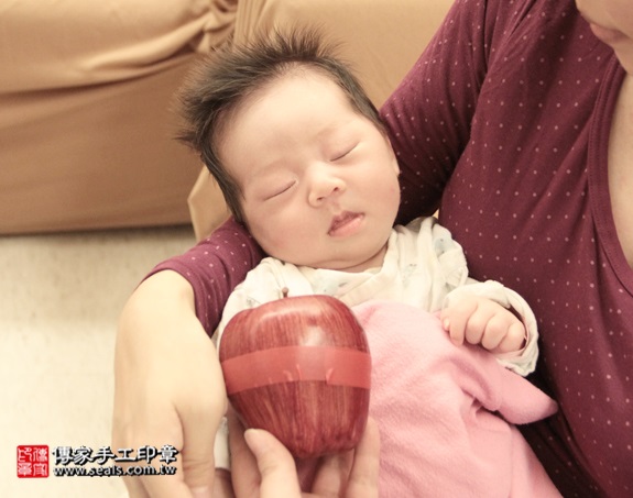剃胎毛、滿月剃頭、嬰兒剃頭、嬰兒理髮、嬰兒剃髮、嬰兒剃胎毛、嬰兒滿月剃頭、寶寶剃頭、剃胎毛儀式、剃胎毛吉祥話、滿月剃頭儀式、滿月剃頭吉祥話、寶寶剃胎毛、寶寶滿月剃頭理髮、 新北中和區剃胎毛、新北中和區滿月剃頭、 新北中和區嬰兒剃頭剃胎毛、新北中和區嬰兒理髮、新北中和區嬰兒剃髮、丁寶寶(新北中和區到府嬰兒寶寶滿月剃頭理髮、免費到府嬰兒剃胎毛儀式吉祥話)。到府剃頭剃胎毛主持、專業拍照、DVD光碟、證書。★購買「臍帶章、肚臍章、胎毛筆刷印章」贈送：剃頭、收涎、抓周，三選一。2016.01.05 照片8