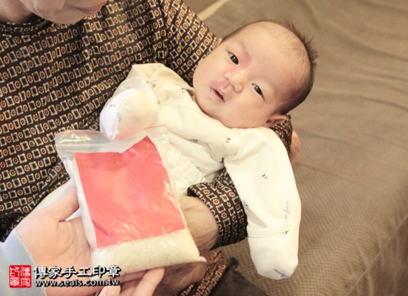 剃胎毛、滿月剃頭、嬰兒剃頭、嬰兒理髮、嬰兒剃髮、嬰兒剃胎毛、嬰兒滿月剃頭、寶寶剃頭、剃胎毛儀式、剃胎毛吉祥話、滿月剃頭儀式、滿月剃頭吉祥話、寶寶剃胎毛、寶寶滿月剃頭理髮、 台北士林區剃胎毛、台北士林區滿月剃頭、 台北士林區嬰兒剃頭剃胎毛、台北士林區嬰兒理髮、台北士林區嬰兒剃髮、蔡寶寶(台北士林區到府嬰兒寶寶滿月剃頭理髮、免費到府嬰兒剃胎毛儀式吉祥話)。到府剃頭剃胎毛主持、專業拍照、DVD光碟、證書。★購買「臍帶章、肚臍章、胎毛筆刷印章」贈送：剃頭、收涎、抓周，三選一。2015.12.13 照片5