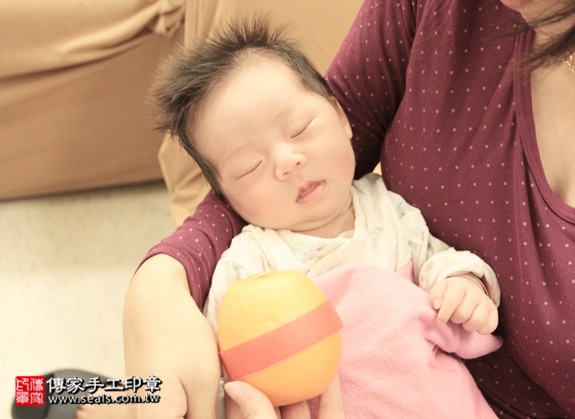剃胎毛、滿月剃頭、嬰兒剃頭、嬰兒理髮、嬰兒剃髮、嬰兒剃胎毛、嬰兒滿月剃頭、寶寶剃頭、剃胎毛儀式、剃胎毛吉祥話、滿月剃頭儀式、滿月剃頭吉祥話、寶寶剃胎毛、寶寶滿月剃頭理髮、 新北中和區剃胎毛、新北中和區滿月剃頭、 新北中和區嬰兒剃頭剃胎毛、新北中和區嬰兒理髮、新北中和區嬰兒剃髮、丁寶寶(新北中和區到府嬰兒寶寶滿月剃頭理髮、免費到府嬰兒剃胎毛儀式吉祥話)。到府剃頭剃胎毛主持、專業拍照、DVD光碟、證書。★購買「臍帶章、肚臍章、胎毛筆刷印章」贈送：剃頭、收涎、抓周，三選一。2016.01.05 照片9