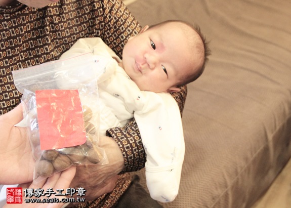 剃胎毛、滿月剃頭、嬰兒剃頭、嬰兒理髮、嬰兒剃髮、嬰兒剃胎毛、嬰兒滿月剃頭、寶寶剃頭、剃胎毛儀式、剃胎毛吉祥話、滿月剃頭儀式、滿月剃頭吉祥話、寶寶剃胎毛、寶寶滿月剃頭理髮、 台北士林區剃胎毛、台北士林區滿月剃頭、 台北士林區嬰兒剃頭剃胎毛、台北士林區嬰兒理髮、台北士林區嬰兒剃髮、蔡寶寶(台北士林區到府嬰兒寶寶滿月剃頭理髮、免費到府嬰兒剃胎毛儀式吉祥話)。到府剃頭剃胎毛主持、專業拍照、DVD光碟、證書。★購買「臍帶章、肚臍章、胎毛筆刷印章」贈送：剃頭、收涎、抓周，三選一。2015.12.13 照片6