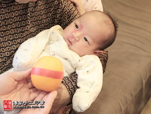 剃胎毛、滿月剃頭、嬰兒剃頭、嬰兒理髮、嬰兒剃髮、嬰兒剃胎毛、嬰兒滿月剃頭、寶寶剃頭、剃胎毛儀式、剃胎毛吉祥話、滿月剃頭儀式、滿月剃頭吉祥話、寶寶剃胎毛、寶寶滿月剃頭理髮、 台北士林區剃胎毛、台北士林區滿月剃頭、 台北士林區嬰兒剃頭剃胎毛、台北士林區嬰兒理髮、台北士林區嬰兒剃髮、蔡寶寶(台北士林區到府嬰兒寶寶滿月剃頭理髮、免費到府嬰兒剃胎毛儀式吉祥話)。到府剃頭剃胎毛主持、專業拍照、DVD光碟、證書。★購買「臍帶章、肚臍章、胎毛筆刷印章」贈送：剃頭、收涎、抓周，三選一。2015.12.13 照片7