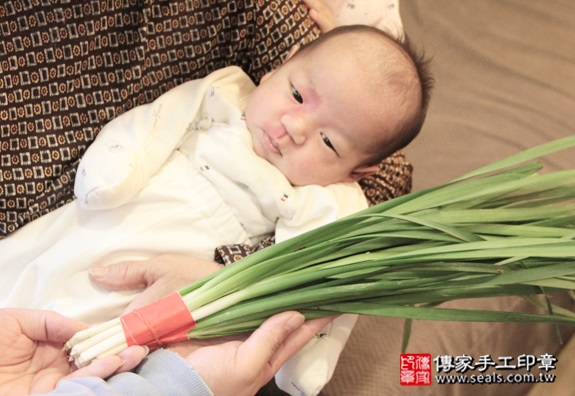 剃胎毛、滿月剃頭、嬰兒剃頭、嬰兒理髮、嬰兒剃髮、嬰兒剃胎毛、嬰兒滿月剃頭、寶寶剃頭、剃胎毛儀式、剃胎毛吉祥話、滿月剃頭儀式、滿月剃頭吉祥話、寶寶剃胎毛、寶寶滿月剃頭理髮、 台北士林區剃胎毛、台北士林區滿月剃頭、 台北士林區嬰兒剃頭剃胎毛、台北士林區嬰兒理髮、台北士林區嬰兒剃髮、蔡寶寶(台北士林區到府嬰兒寶寶滿月剃頭理髮、免費到府嬰兒剃胎毛儀式吉祥話)。到府剃頭剃胎毛主持、專業拍照、DVD光碟、證書。★購買「臍帶章、肚臍章、胎毛筆刷印章」贈送：剃頭、收涎、抓周，三選一。2015.12.13 照片9