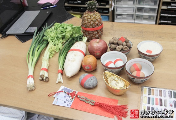剃胎毛、滿月剃頭、嬰兒剃頭、嬰兒理髮、嬰兒剃髮、嬰兒剃胎毛、嬰兒滿月剃頭、寶寶剃頭、剃胎毛儀式、剃胎毛吉祥話、滿月剃頭儀式、滿月剃頭吉祥話、寶寶剃胎毛、寶寶滿月剃頭理髮、新北永和區剃胎毛、新北永和區滿月剃頭、新北永和區嬰兒剃頭剃胎毛、新北永和區嬰兒理髮、新北永和區嬰兒剃髮、曾寶寶(新北永和區嬰兒寶寶滿月剃頭理髮、免費嬰兒剃胎毛儀式吉祥話)。中國風會場，爸媽寶貝免費穿「日中韓」古裝禮服。專業拍照、DVD光碟、證書。★購買「臍帶章、肚臍章、胎毛筆刷印章」贈送：剃頭、收涎、抓周，三選一。2016.03.30  照片1